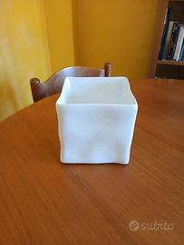 Vaso cubico bianco in ceramica