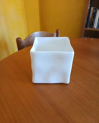 Vaso cubico bianco in ceramica