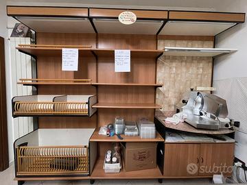 Scaffali in legno per negozio