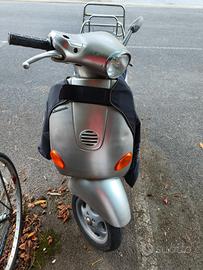 Piaggio Vespa 50 Et2 1999 Piaggio Vespa 50 ET2 1999 Moto E Scooter
