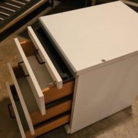 Cassettiera con tre cassetti e chiusura a chiave