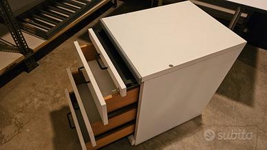 Cassettiera con tre cassetti e chiusura a chiave
