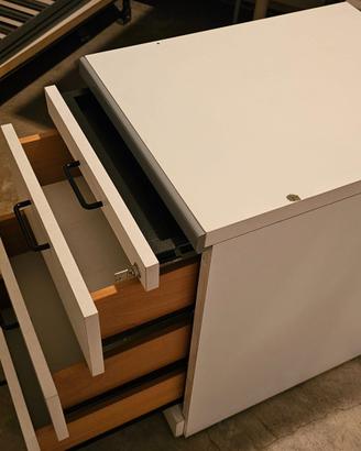 Cassettiera con tre cassetti e chiusura a chiave