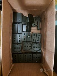 Frutti neri, supporti e placche Vimar Arke