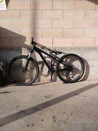 wheelle bike con dettagli viola 