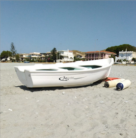 Barca con motore fuoribordo