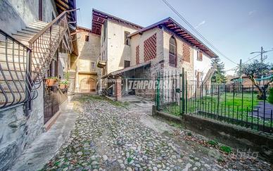 Intero complesso immobiliare con appartamenti