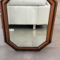 specchio con vetro bisellato ai bordi