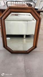 specchio con vetro bisellato ai bordi