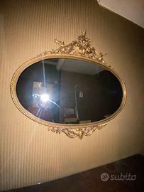 Specchio con cornice dorata