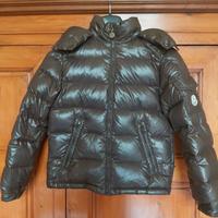 Piumino Moncler marrone.