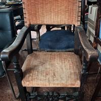 Sedia poltrona a trono con borchie
