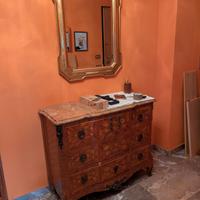 Mobile finemente intarsiato con piano in marmo.