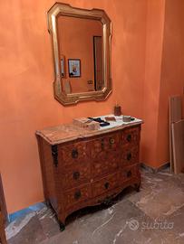 Mobile finemente intarsiato con piano in marmo.