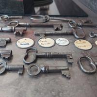 chiavi antiche e targhette