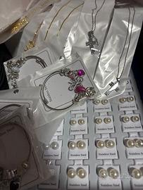 box completa con orecchini,perle,bracciali,collane