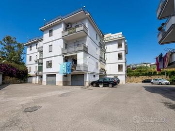 4 LOCALI A POZZUOLI