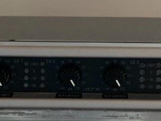 Amplificatore finale Behringer epq304