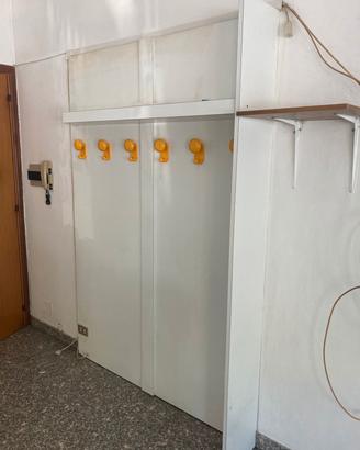 mobili d'arredamento vetrina e specchi