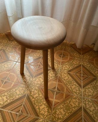 Sgabello in legno