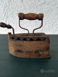 Ferro da stiro antico a carbone