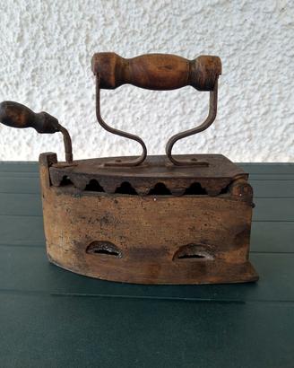 Ferro da stiro antico a carbone