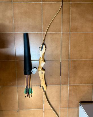 Arco curvo in legno + freccie e porta freccie