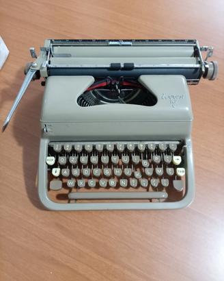 macchina da scrivere Olivetti 