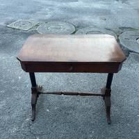 Tavolo con cassetto scorrevole