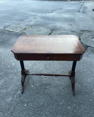 Tavolo con cassetto scorrevole