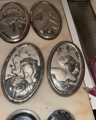 Quadretti in argento raffiguranti le quattro stag