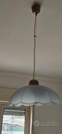 Lampadario di colore azzurro in vetro.