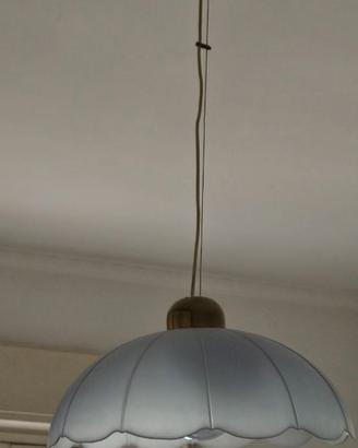 Lampadario di colore azzurro in vetro.