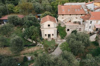 Casale storico in pietra tra Toscana e Liguria