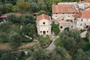 Casale storico in pietra tra Toscana e Liguria