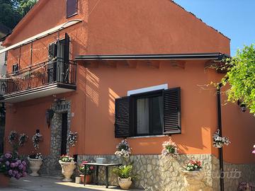 Casa indipendente con magazzino e giardino