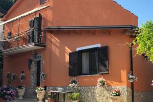 Casa indipendente con magazzino e giardino