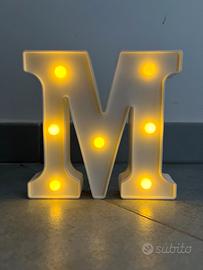 🌟 Lettera “M” Luminosa a LED 🌟