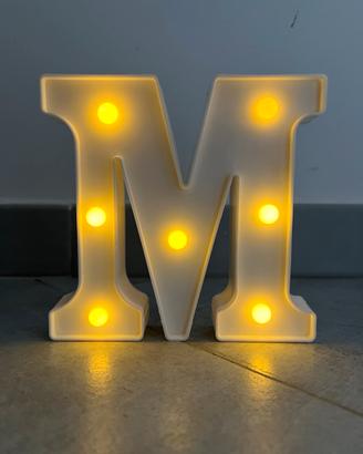 🌟 Lettera “M” Luminosa a LED 🌟