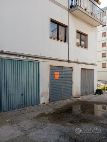 Via Quasimodo-GARAGE con doppio ingresso