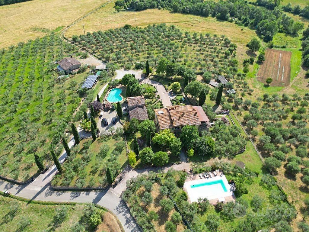 Rustico / Casale di 597 m² con più di 5 locali e b - Altro