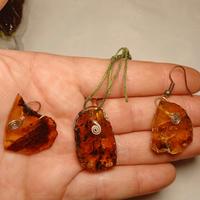orecchini e ciondoli in ambra messicana