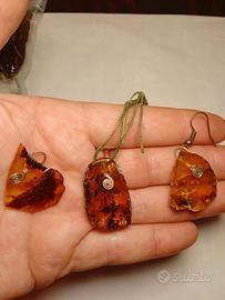 orecchini e ciondoli in ambra messicana