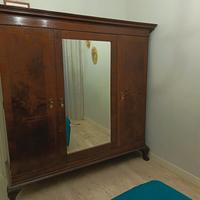 Armadio con cappello e base in legno pregiato 