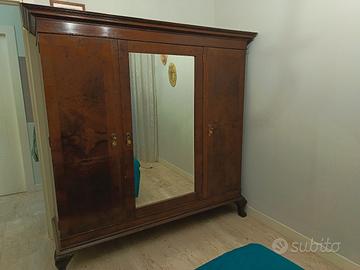 Armadio con cappello e base in legno pregiato 