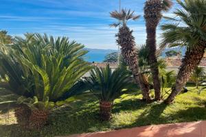 Con notevole vista mare