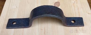 Antica e grande staffa curva in ferro battuto