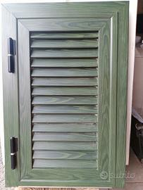 persiana in alluminio marrone e ferro verde