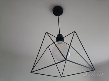 LAMPADARIO CON LAMPADA LUCE FREDDA (Bianca)