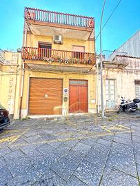 Primo piano di un palazzetto a Giarre con terrazzo